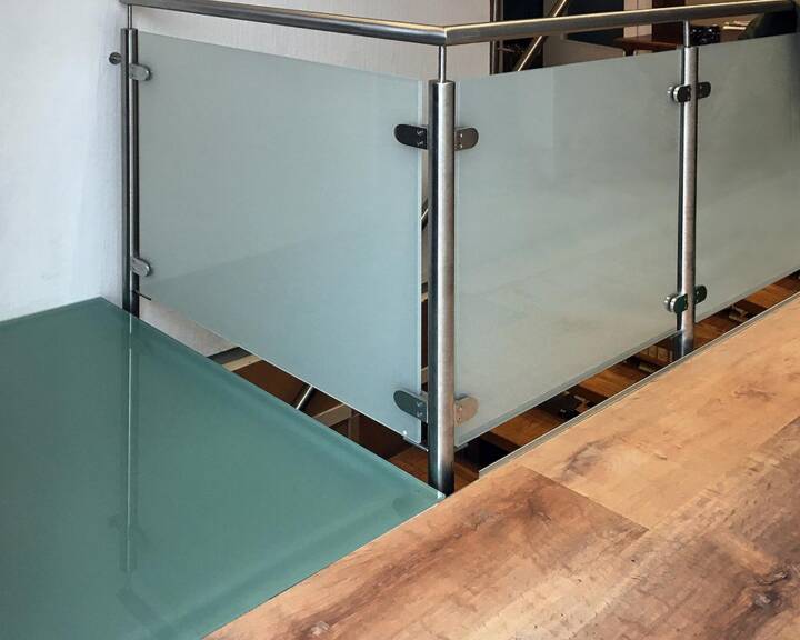 Sonderkonstruktion aus Glas und Metall im Innenausbau von NEV-Edelstahl