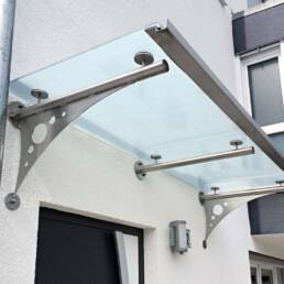 Vordach aus Metall und Glas in Karlsruhe-Eggenstein von NEV-Edelstahl