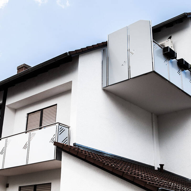 Bild-Nr. G-0010a von NEV-Edelstahl zeigt: Geländer mit individuellem Design mit Edelstahlfüllung und Aluminiumlochblech für einen Balkon